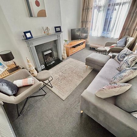 Entire Holiday Home In Blackpool With Free Parking And A Private Patio Garden Bagian luar foto