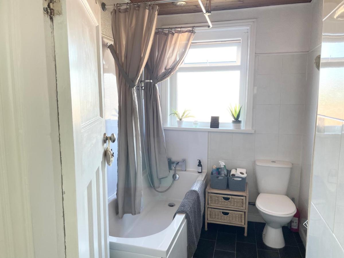 Entire Holiday Home In Blackpool With Free Parking And A Private Patio Garden Bagian luar foto