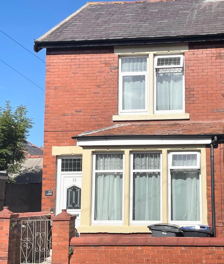 Entire Holiday Home In Blackpool With Free Parking And A Private Patio Garden Bagian luar foto