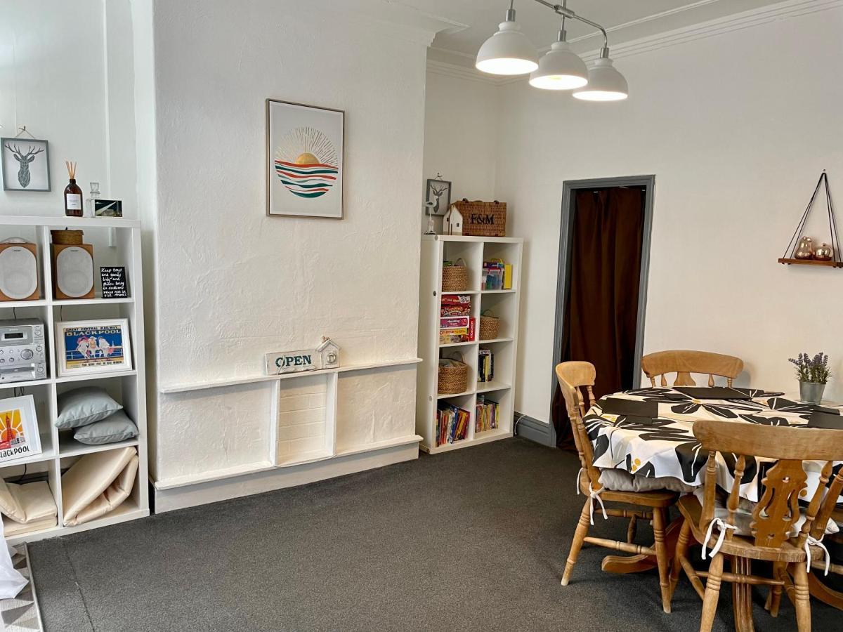Entire Holiday Home In Blackpool With Free Parking And A Private Patio Garden Bagian luar foto