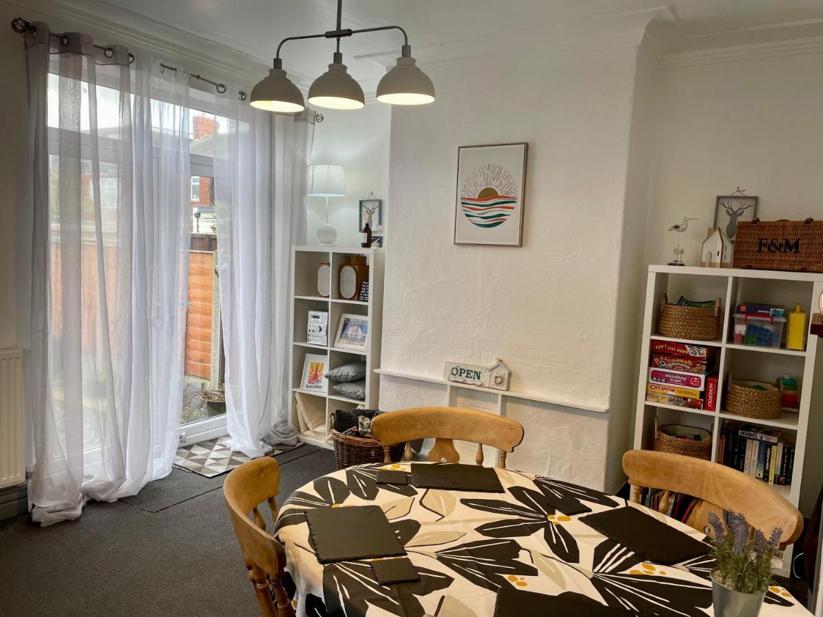 Entire Holiday Home In Blackpool With Free Parking And A Private Patio Garden Bagian luar foto