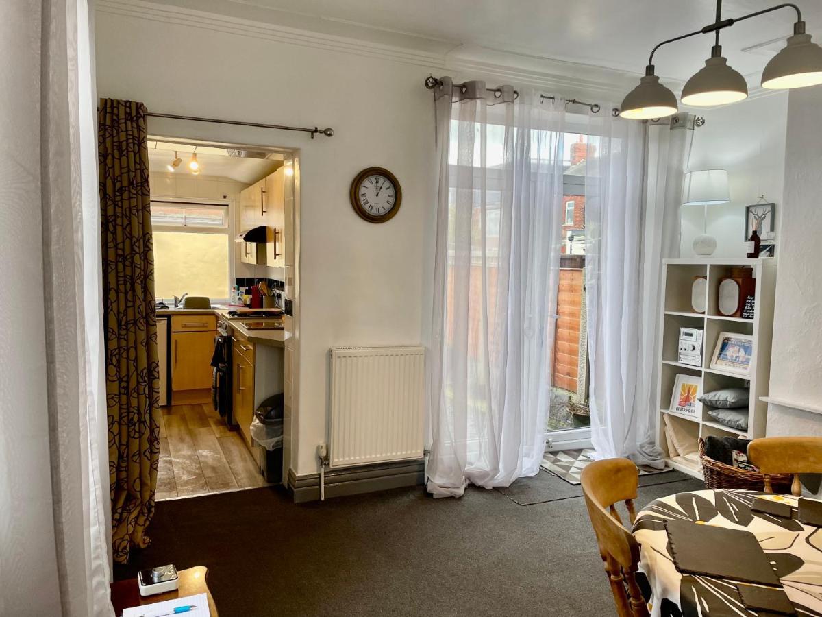 Entire Holiday Home In Blackpool With Free Parking And A Private Patio Garden Bagian luar foto
