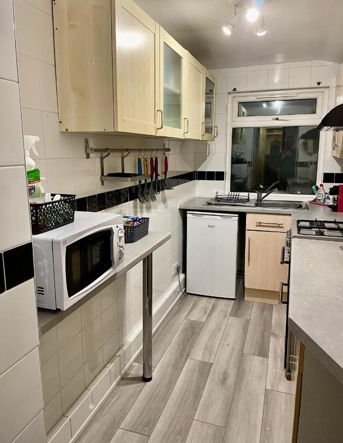 Entire Holiday Home In Blackpool With Free Parking And A Private Patio Garden Bagian luar foto