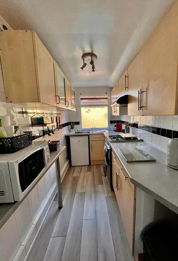 Entire Holiday Home In Blackpool With Free Parking And A Private Patio Garden Bagian luar foto